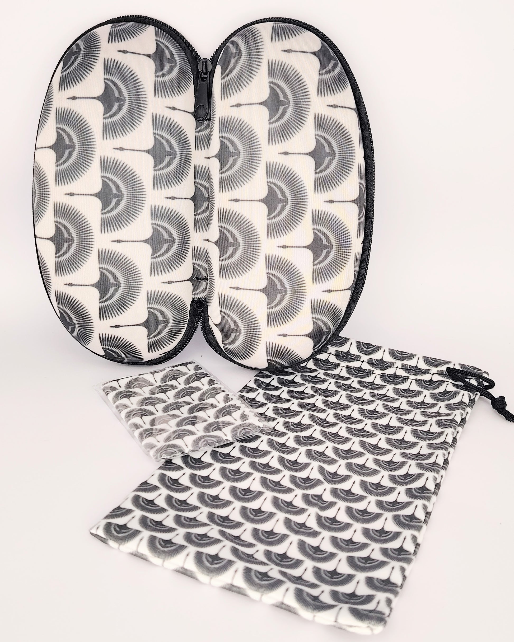 pack para gafas formado por estuche de cremallera, funda de tela blanda y gamuza limpia gafas, todo ello en estampado de abanicos en tono blanco y negro
