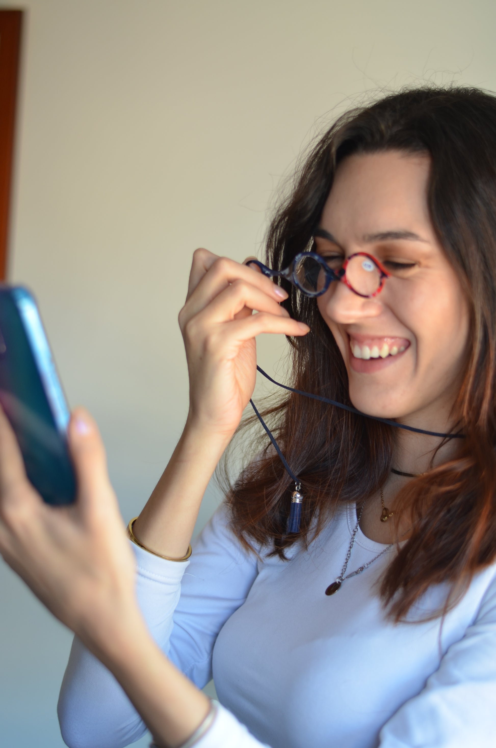 colgante lupa impertilente en tonos azul y rojo con correa de cuero azul marino abalorios decorativos y borla ideal para un estilo práctico y sofisticado