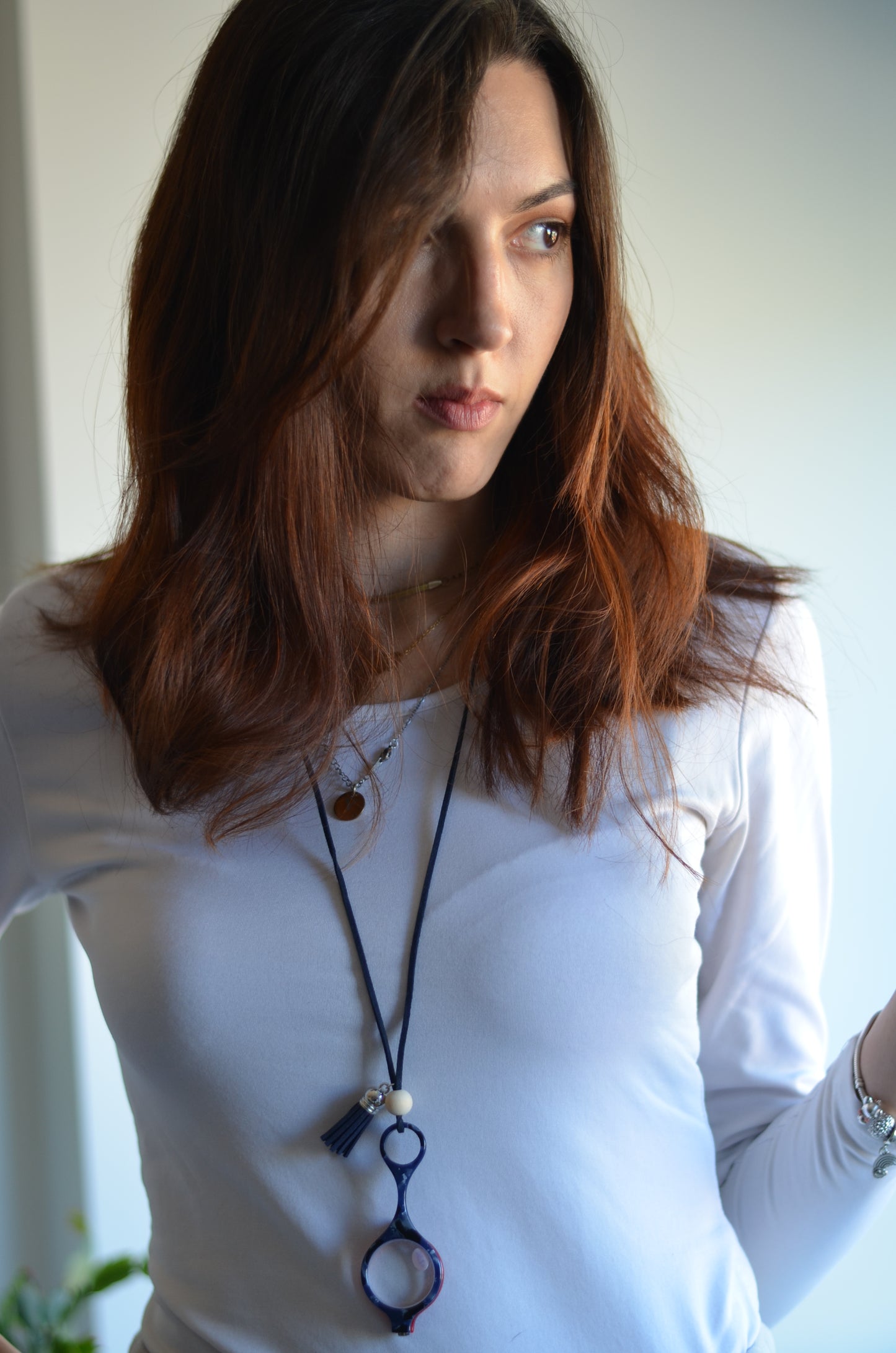 colgante lupa impertilente en tonos azul y rojo con correa de cuero azul marino abalorios decorativos y borla ideal para un estilo práctico y sofisticado