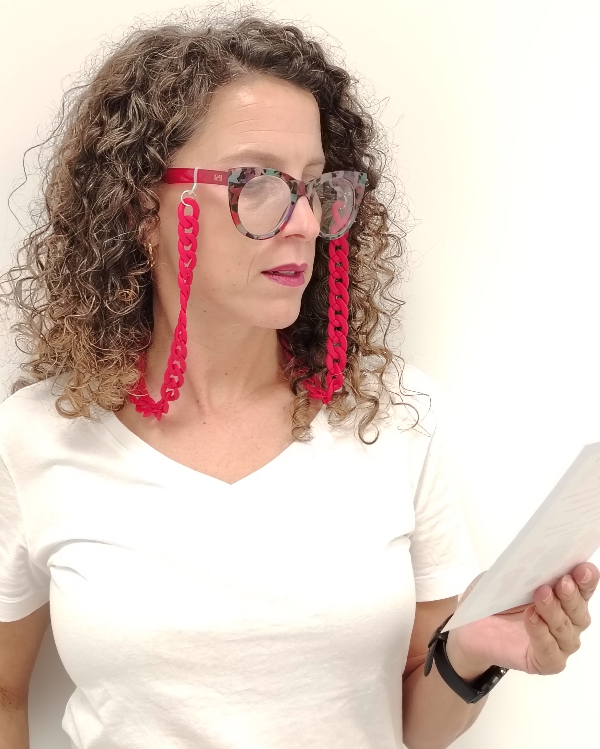 gafas premontadas para presbicia modelo k eyes k38-catherine con montura cat-eyes en acetato estampado multicolor, acompañadas de una cadena cuelga gafas de eslabones gruesos en rojo mate