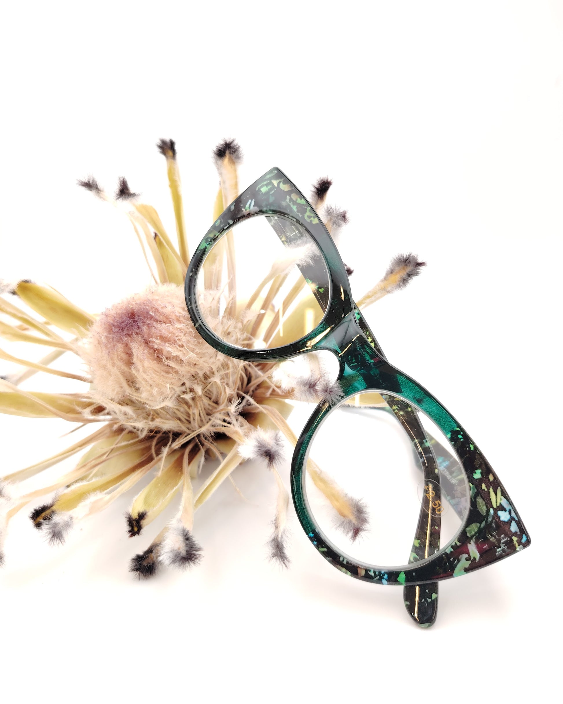 gafas premontadas para presbicia modelo k_eyes_k38-matcha con montura cat-eye en acetato verde translúcido con detalles florales, diseño elegante y original