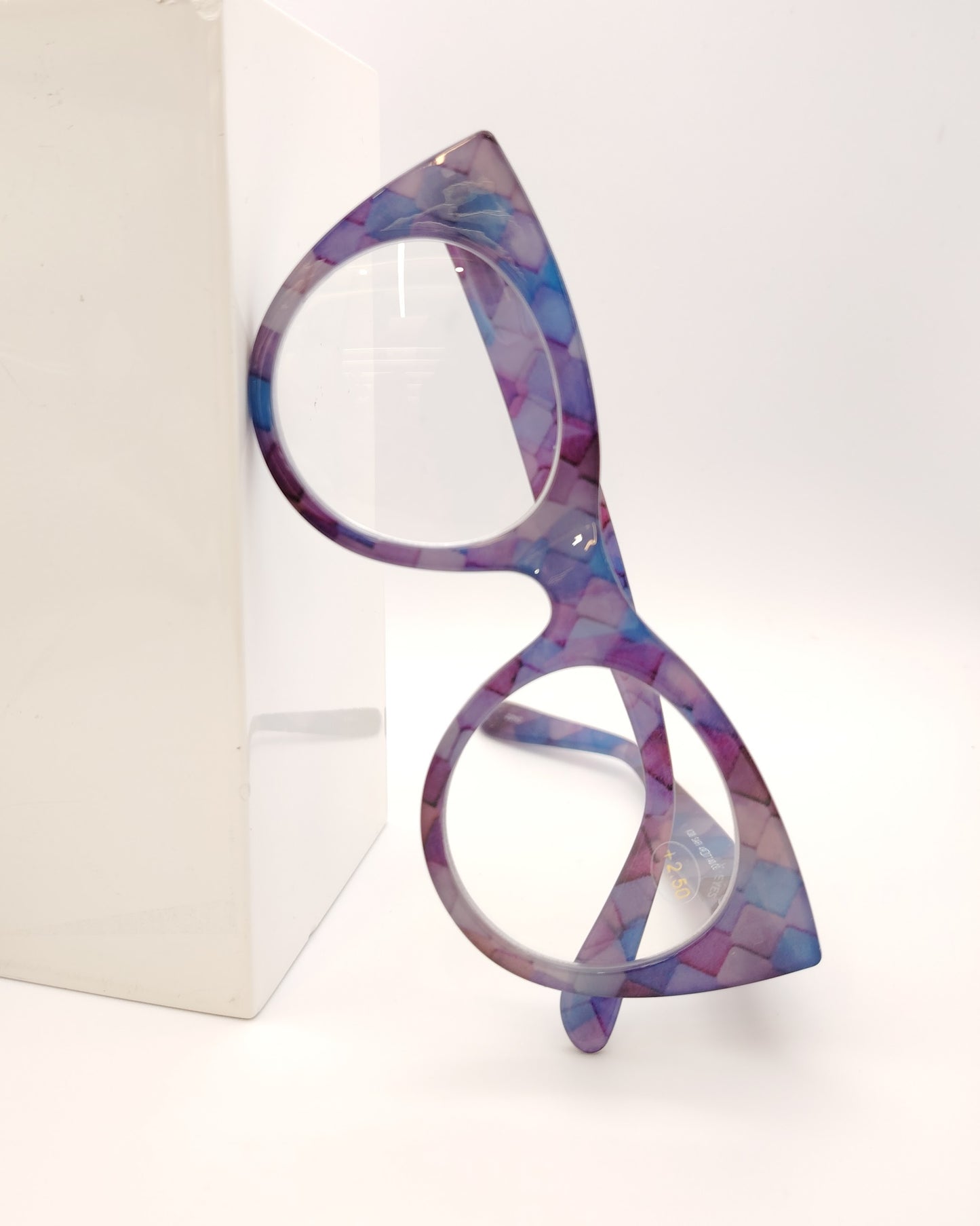 gafas premontadas para presbicia modelo k_eyes_k38-safi con montura cat-eye en acetato estampado geométrico en tonos morado, azul y rosa, diseño sofisticado y original