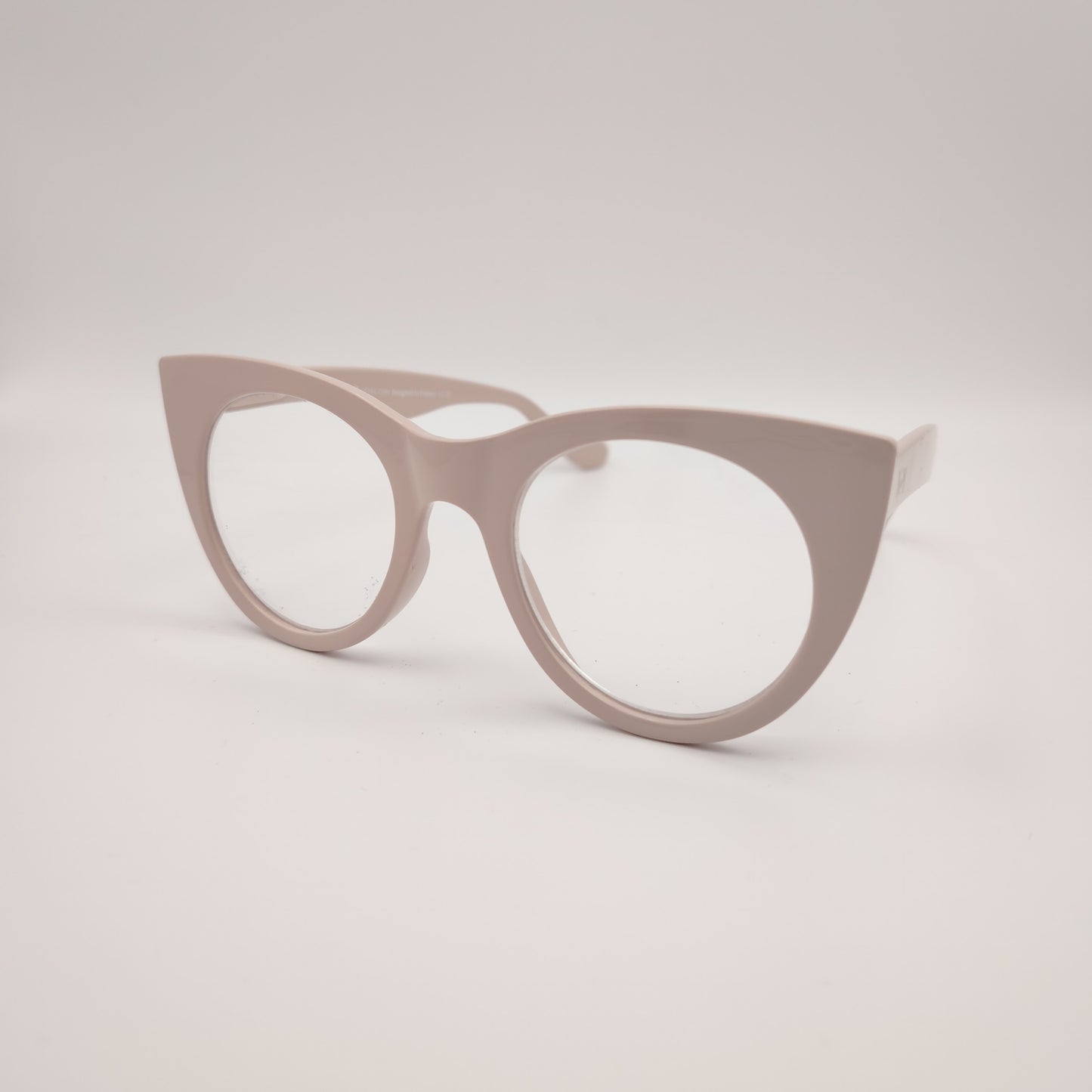 gafas premontadas para presbicia modelo k_eyes_k38-ivory con montura cat-eye en acetato color marfil y diseño atrevido y sofisticado