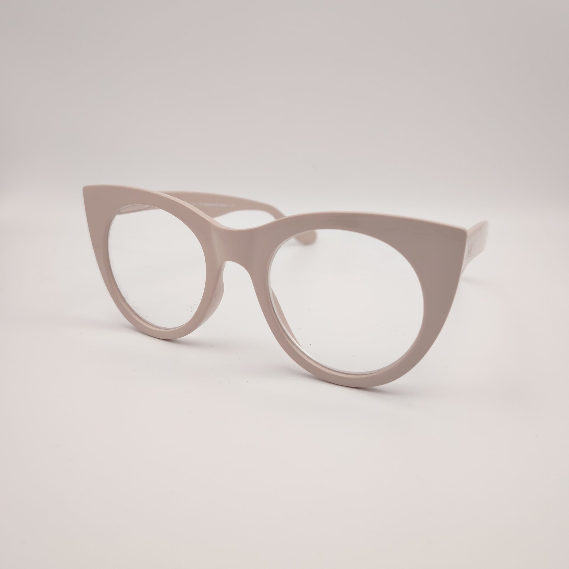 gafas premontadas para presbicia modelo k_eyes_k38-ivory con montura cat-eye en acetato color marfil y diseño atrevido y sofisticado