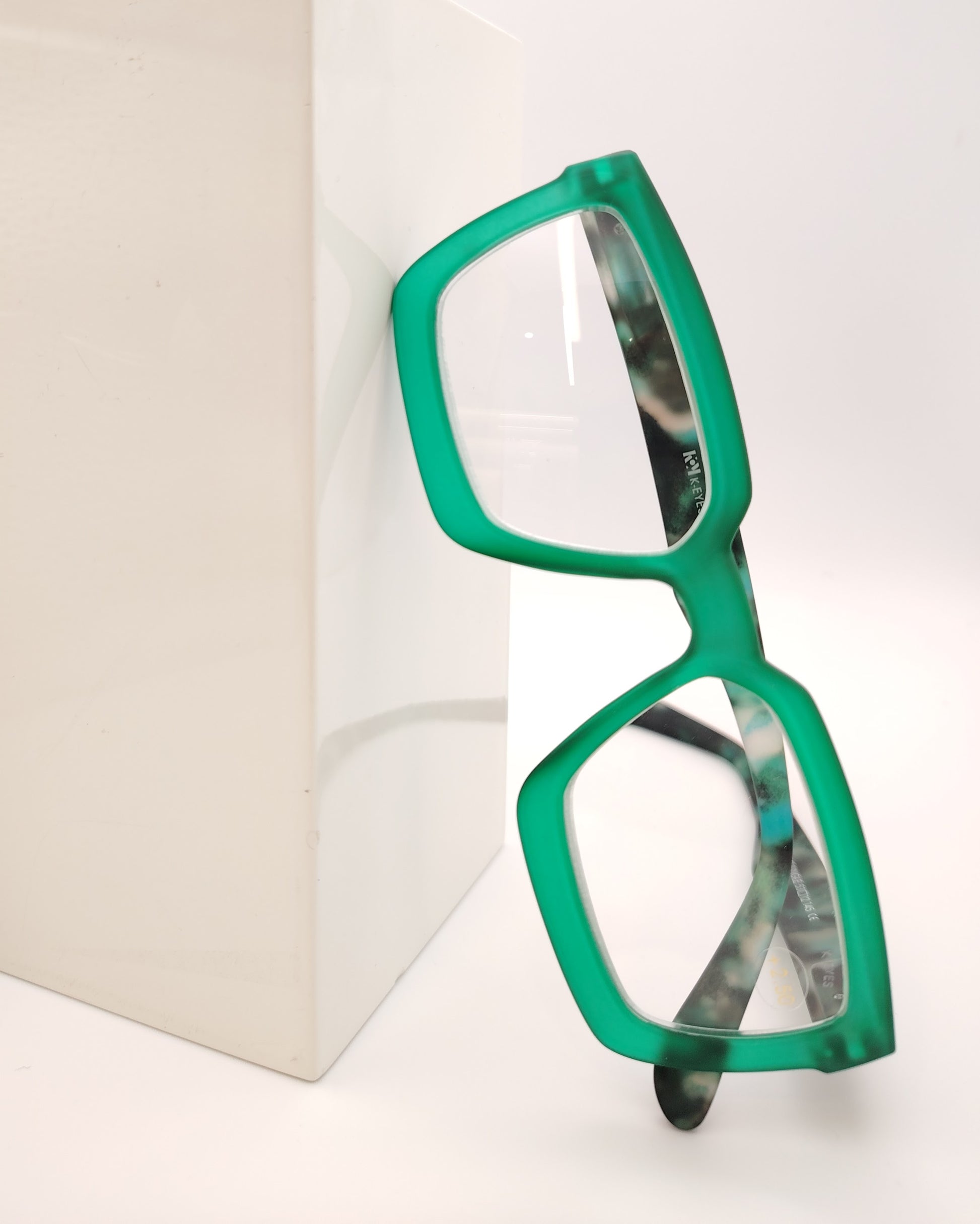 gafas premontadas para presbicia modelo k eyes k41 jungle con montura geométrica en acetato verde mate y varillas con estampado carey, diseño moderno y atrevido