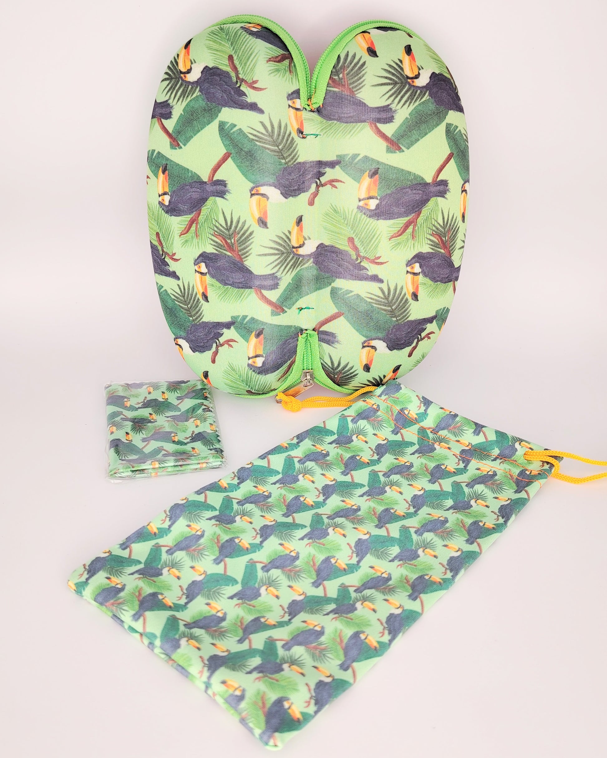 pack para gafas formado por estuche de cremallera, funda de tela blanda y gamuza limpia gafas, todo ello en estampado de tucanes en tono verde negro amarillo y marrón
