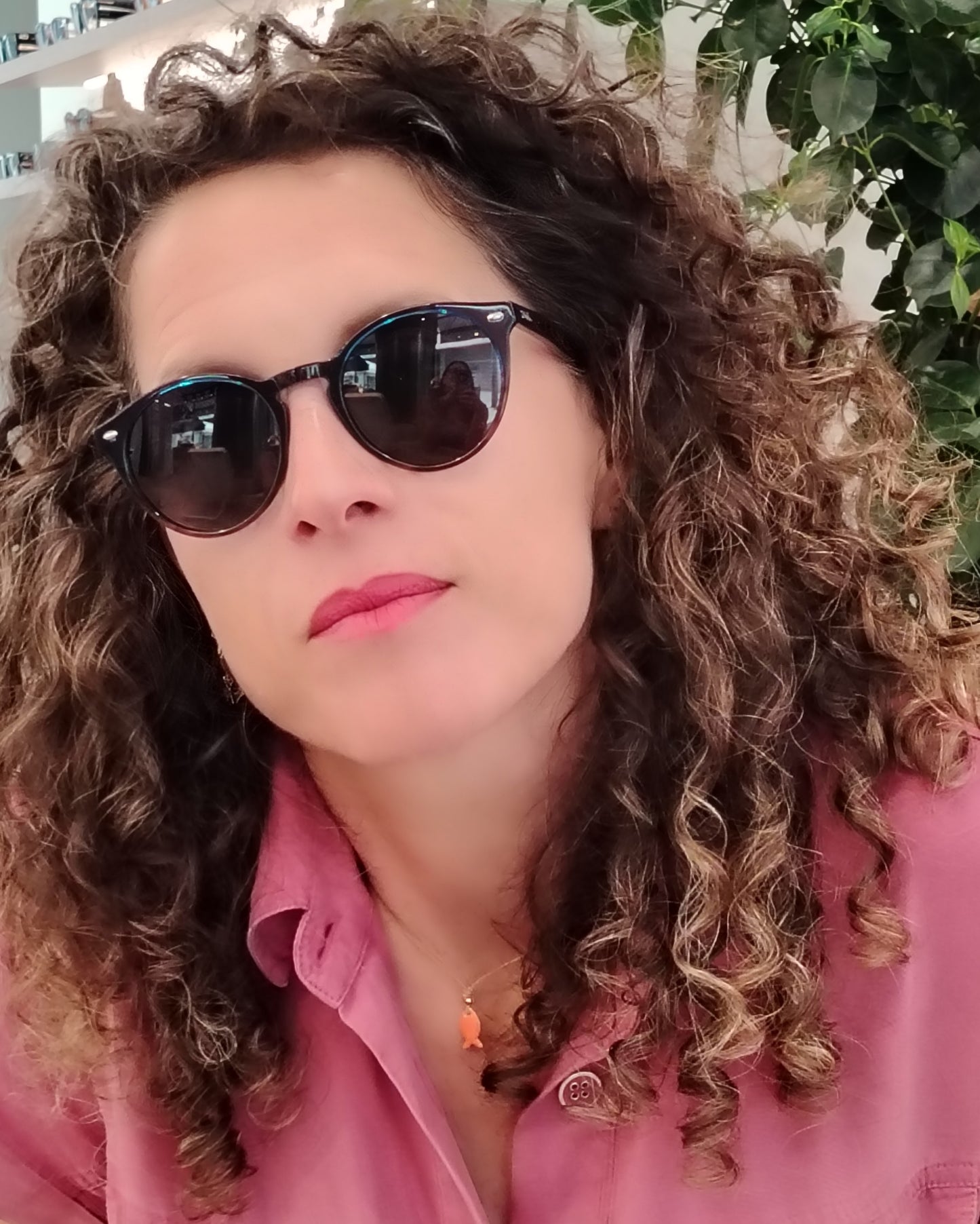 gafas de sol rischio modelo r21043-0 c333 con montura redonda en acetato degradado de azul a marrón, detalles metálicos y estilo clásico atemporal