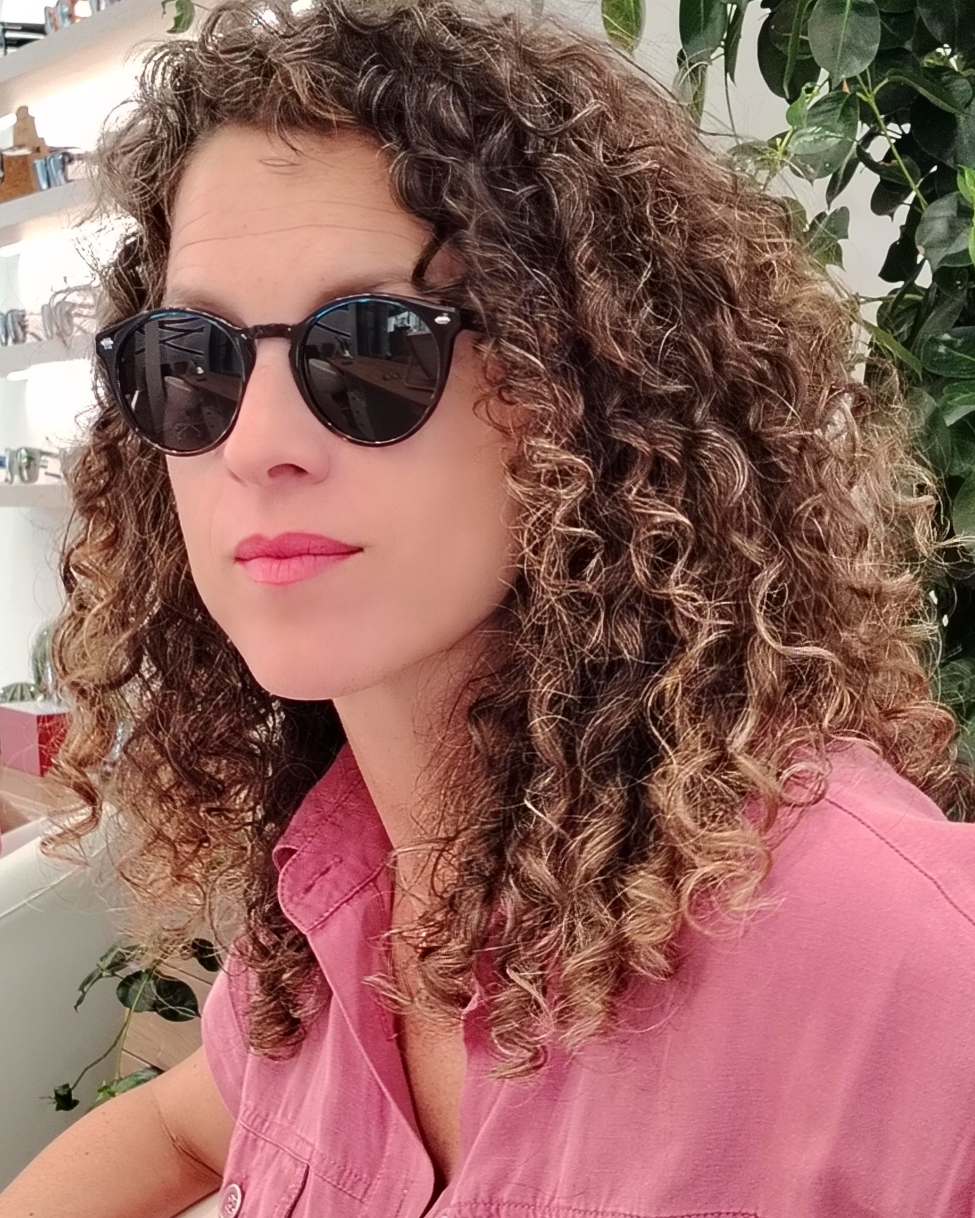 gafas de sol rischio modelo r21043-0 c333 con montura redonda en acetato degradado de azul a marrón, detalles metálicos y estilo clásico atemporal