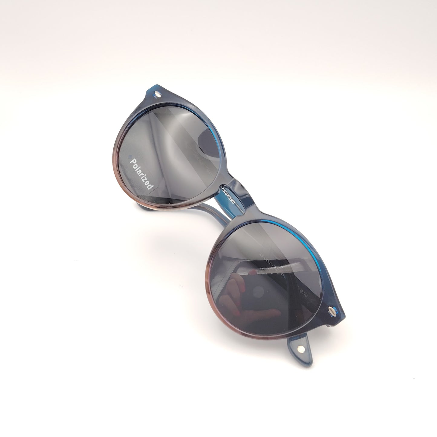 gafas de sol rischio r21043  c333 redondas de color azul y marrón con lentes polarizadas oscuras