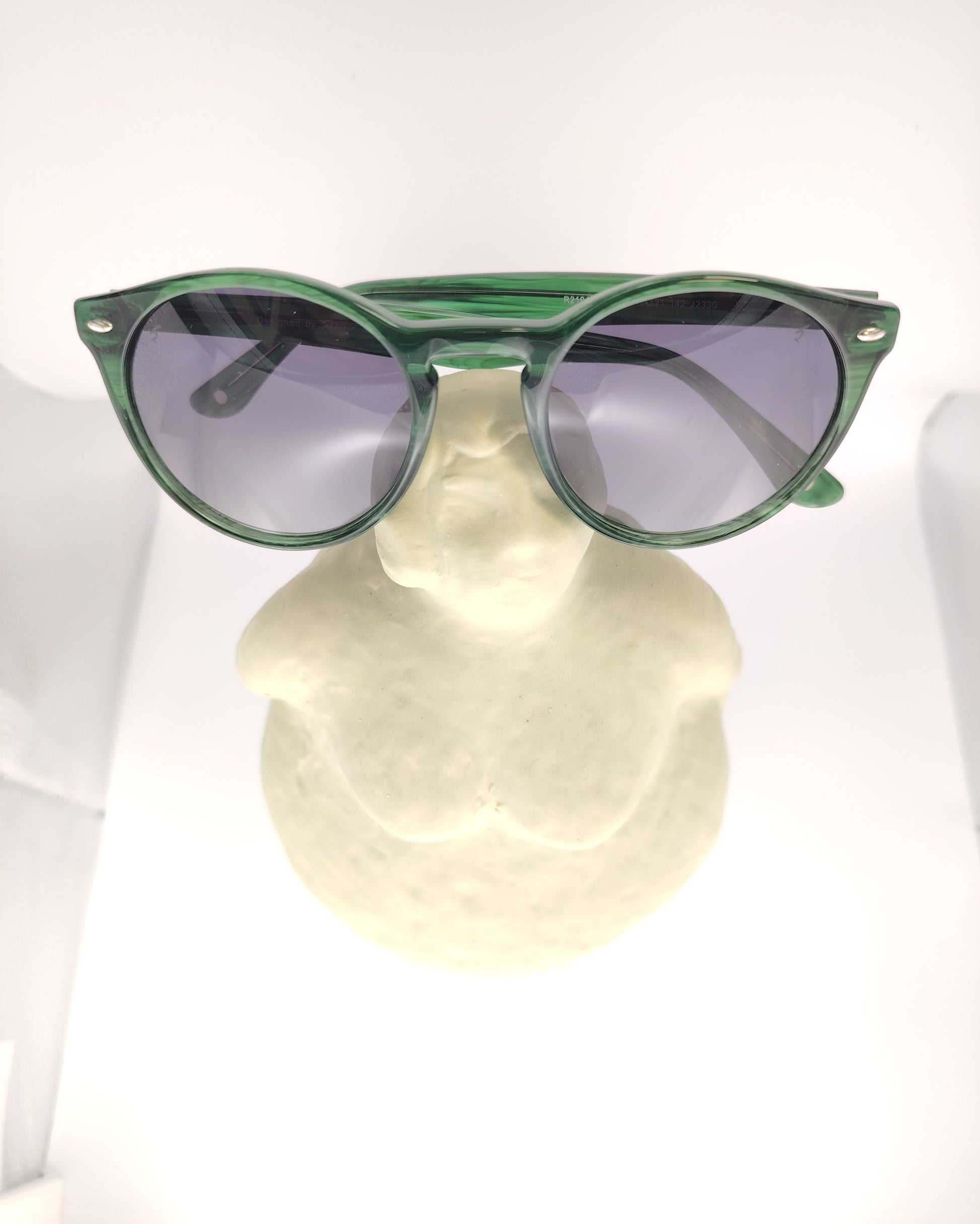 gafas de sol rischio modelo r21043 c406 con montura redonda en acetato verde translúcido y lentes polarizadas oscuras, diseño clásico con un toque moderno