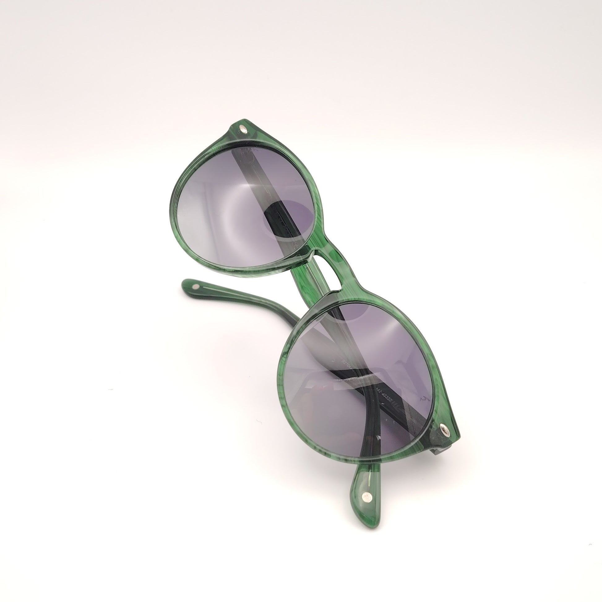 gafas de sol rischio r21043 c406 redondas de color verde con lentes degradadas en gris

