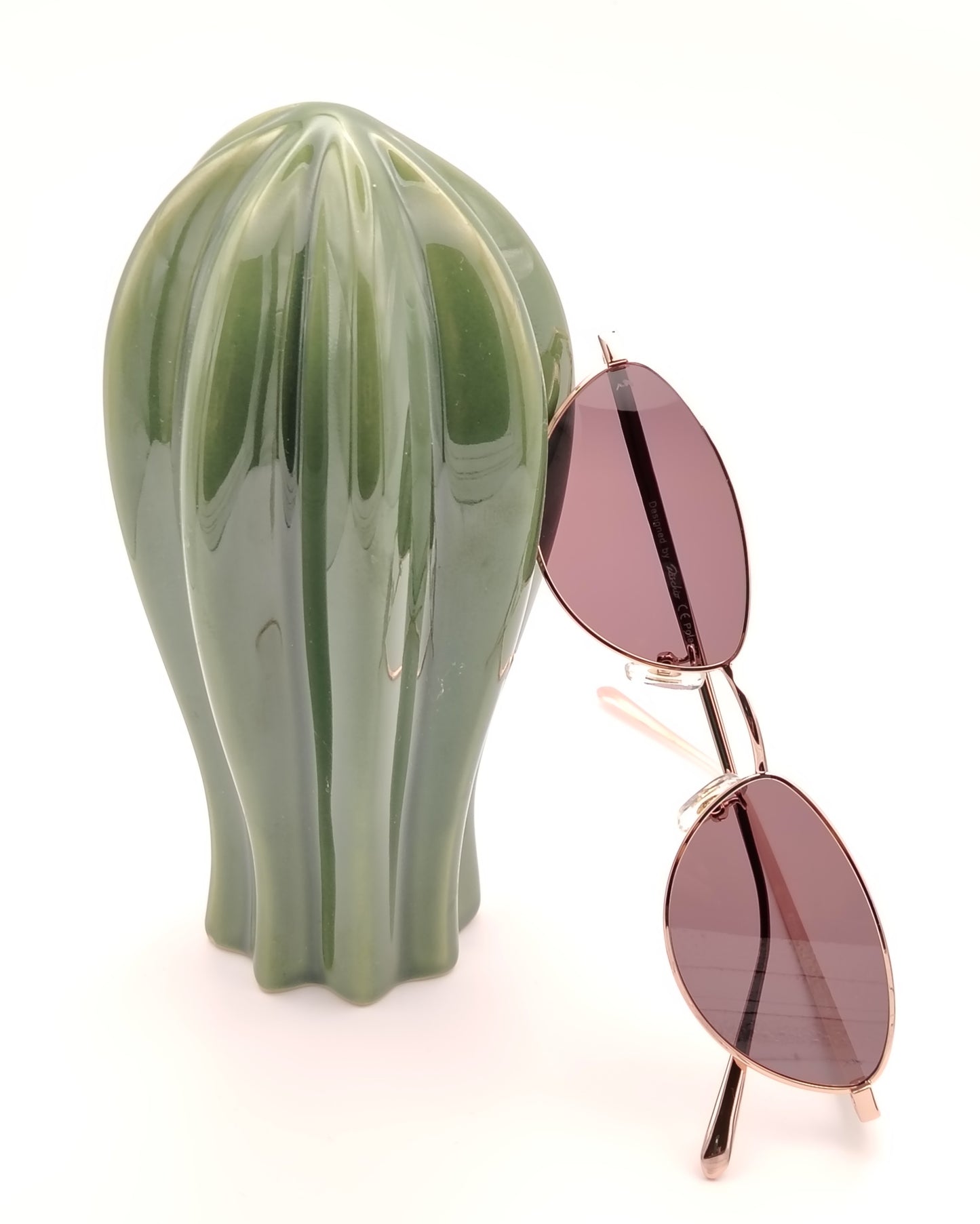 gafas de sol rischio r21250-10c14 modelo con montura metálica en color oro rosa y lentes ovaladas en tono burdeos