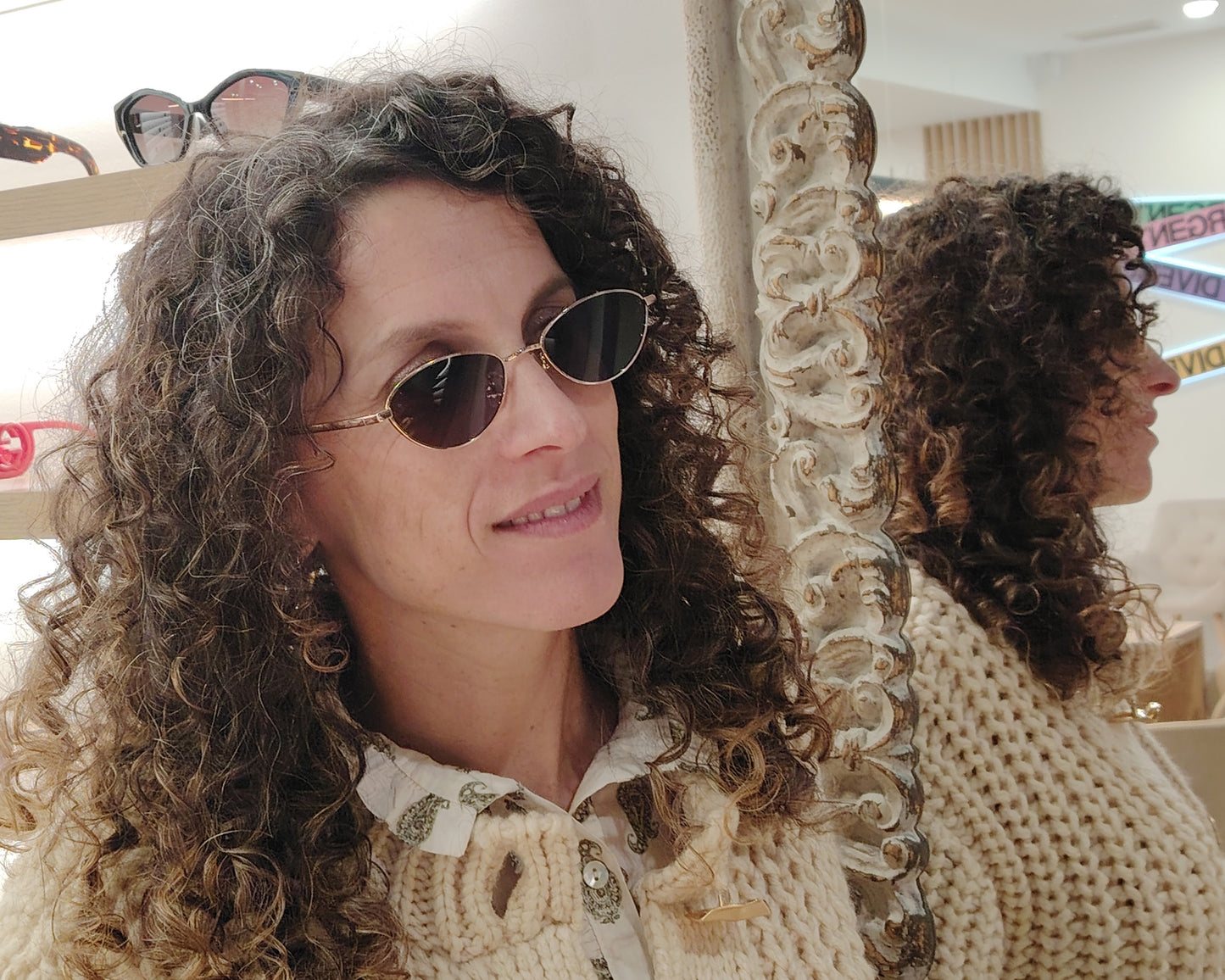 gafas de sol polarizadas rischio r21250 c14 con montura metálica oro rosado y lentes oscuras ovaladas