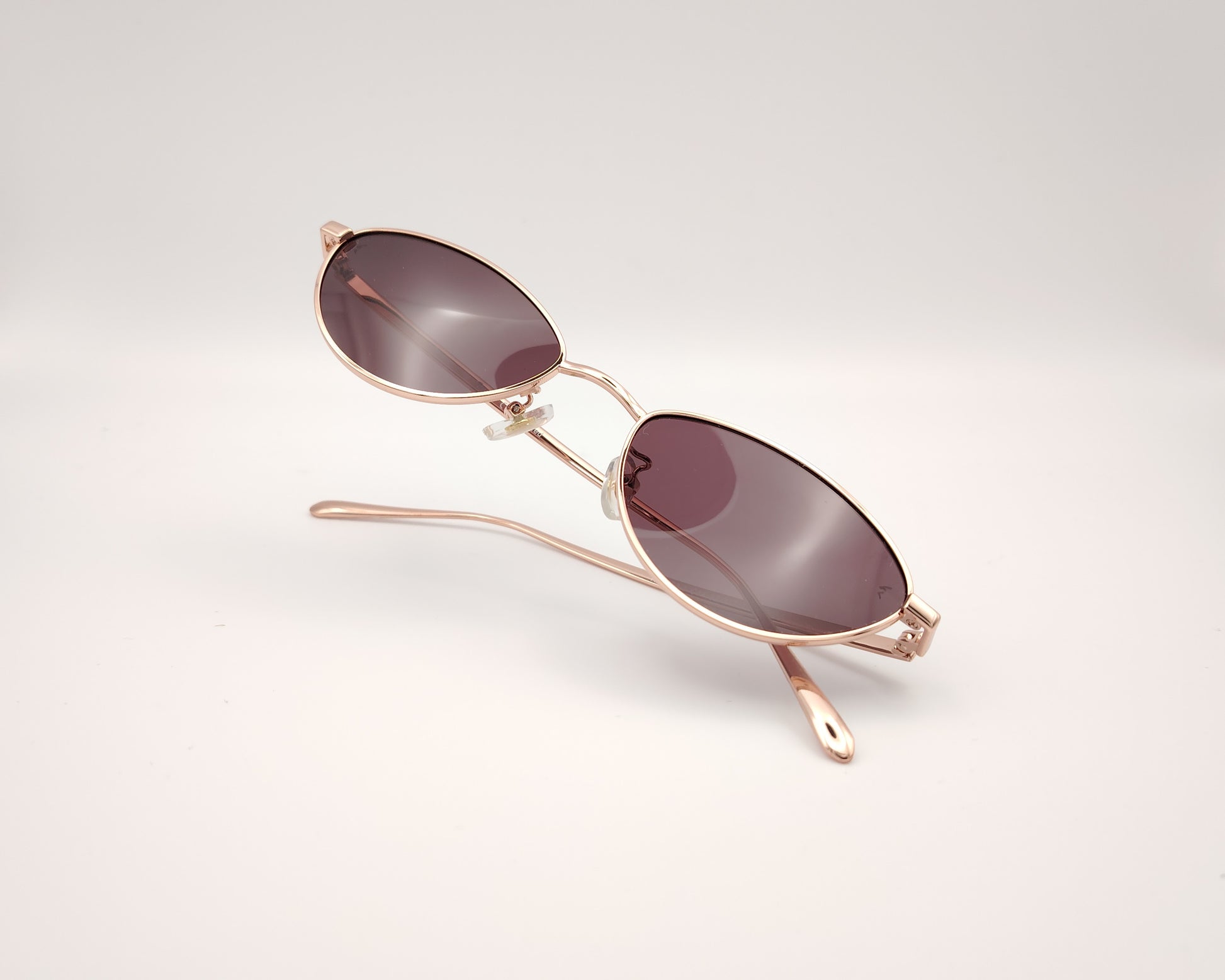 gafas de sol polarizadas rischio r21250 c14 con montura metálica oro rosado y lentes oscuras ovaladas