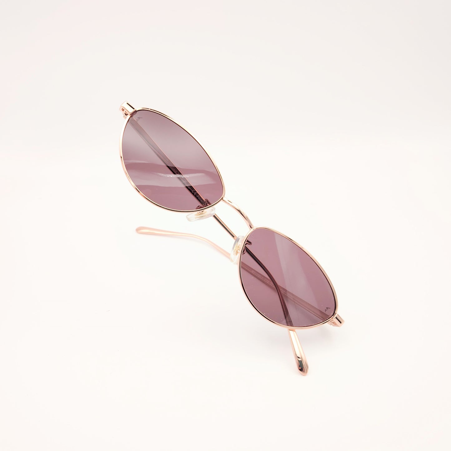 gafas de sol polarizadas rischio r21250 c14 con montura metálica oro rosado y lentes oscuras ovaladas