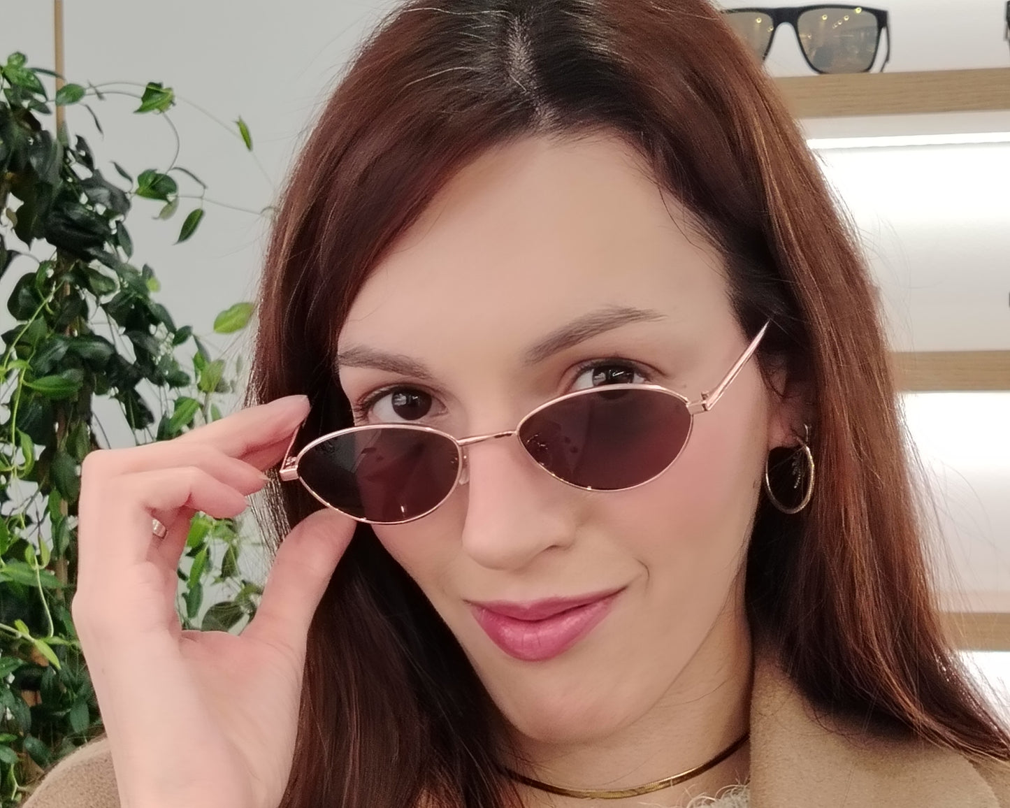 gafas de sol polarizadas rischio r21250 c14 con montura metálica oro rosado y lentes oscuras ovaladas