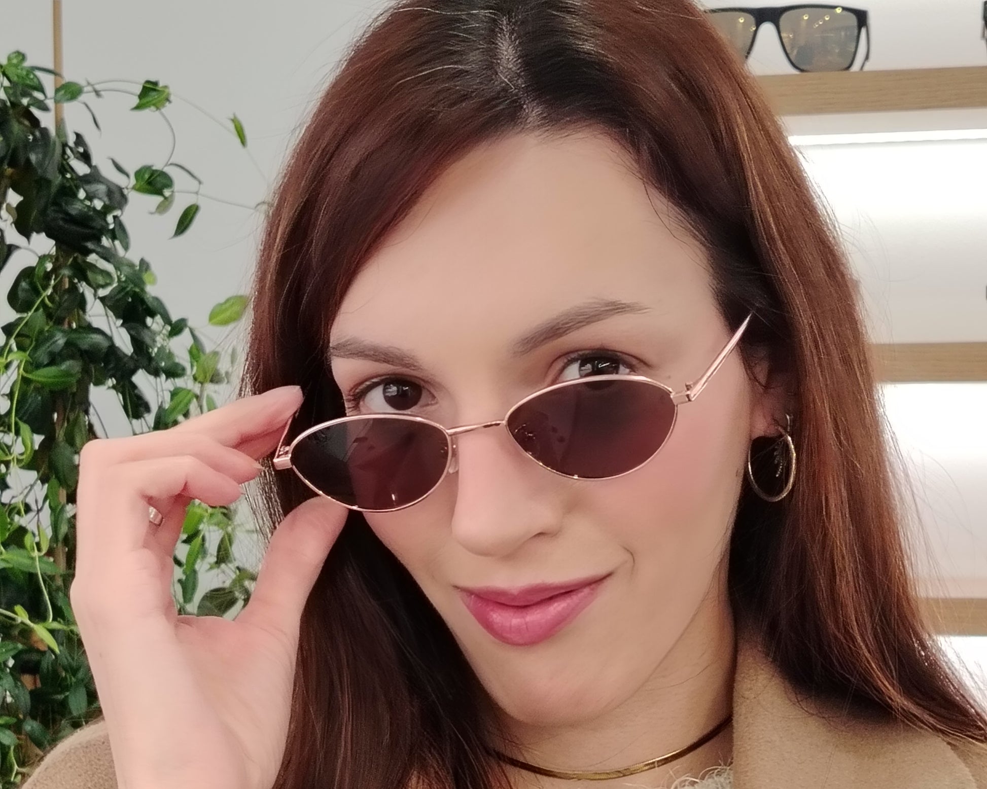 gafas de sol polarizadas rischio r21250 c14 con montura metálica oro rosado y lentes oscuras ovaladas