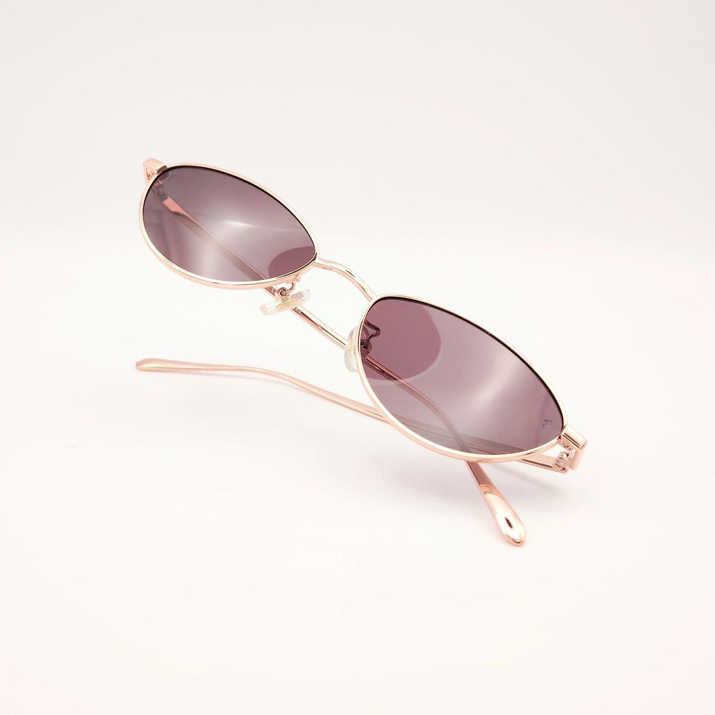 gafas de sol polarizadas rischio r21250 c14 con montura metálica oro rosado y lentes oscuras ovaladas