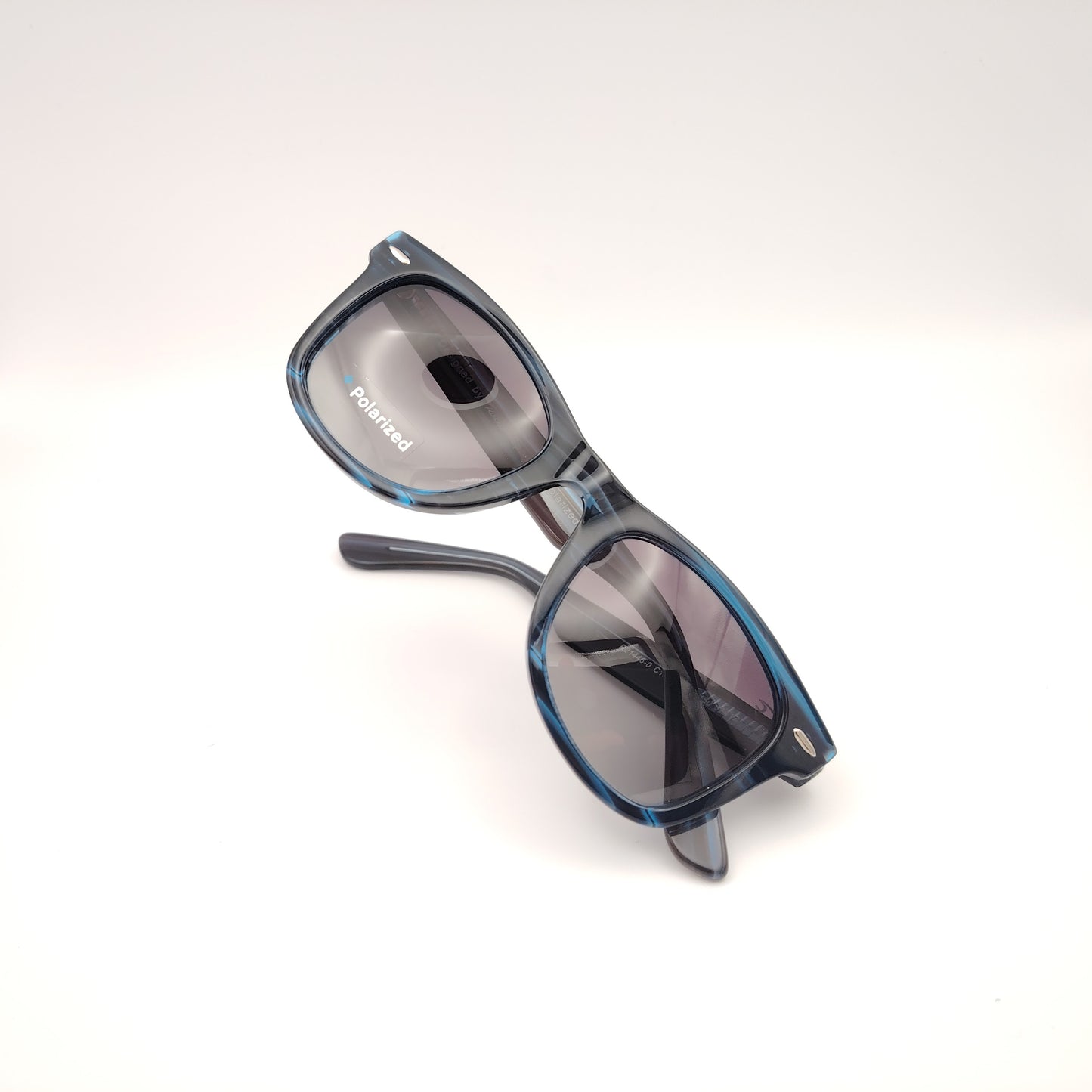 gafas de sol rischio azul con montura jaspeada y lentes polarizadas degradadas