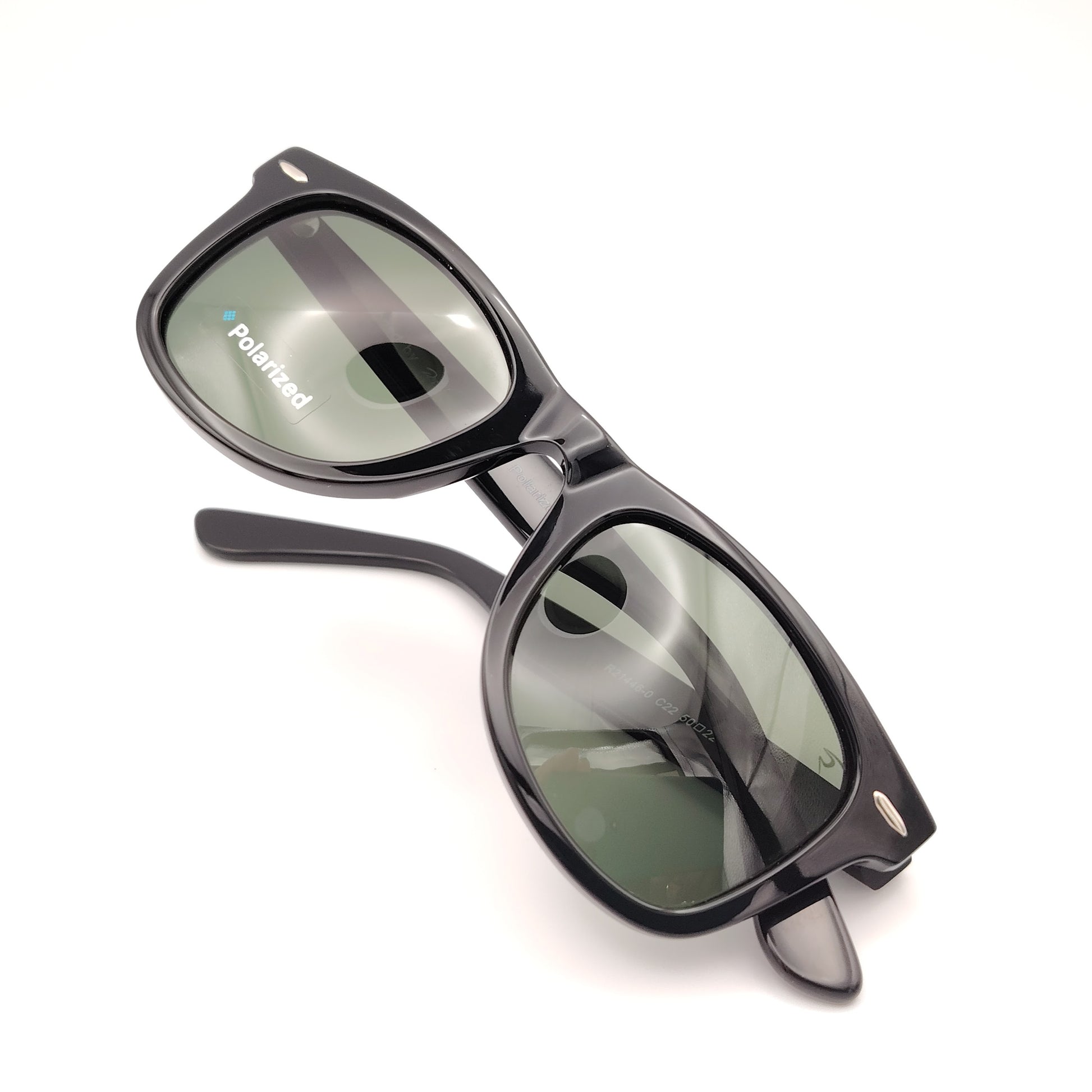 gafas de sol polarizadas rischio r21446 c22 con montura en formato cuadrado negra y lentes verdes estilo clásico