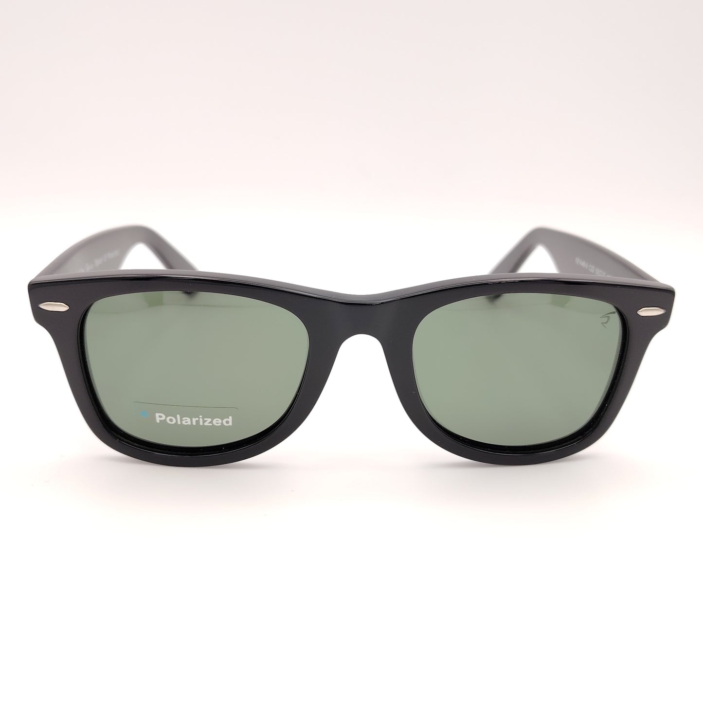 gafas de sol polarizadas rischio r21446 c22 con montura en formato cuadrado negra y lentes verdes estilo clásico