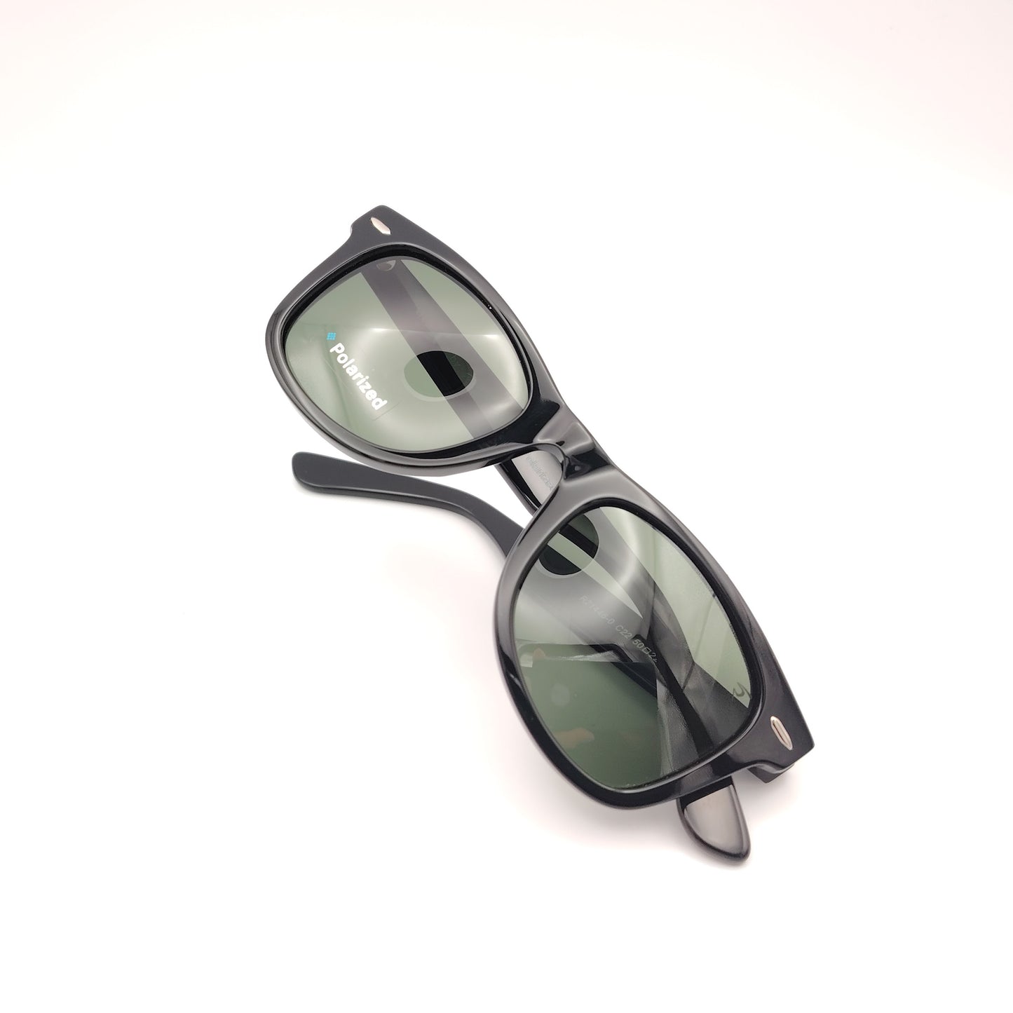 gafas de sol polarizadas rischio r21446 c22 con montura en formato cuadrado negra y lentes verdes estilo clásico