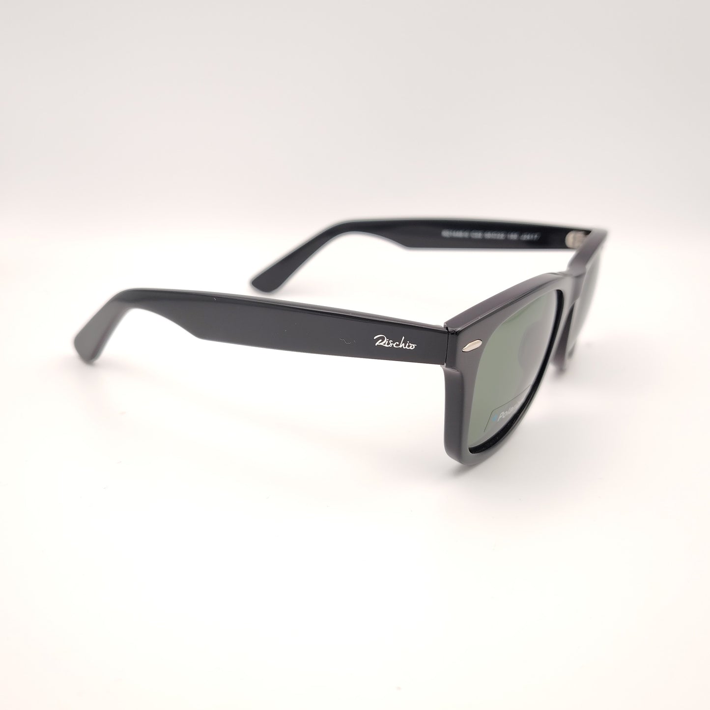 gafas de sol polarizadas rischio r21446 c22 con montura en formato cuadrado negra y lentes verdes estilo clásico