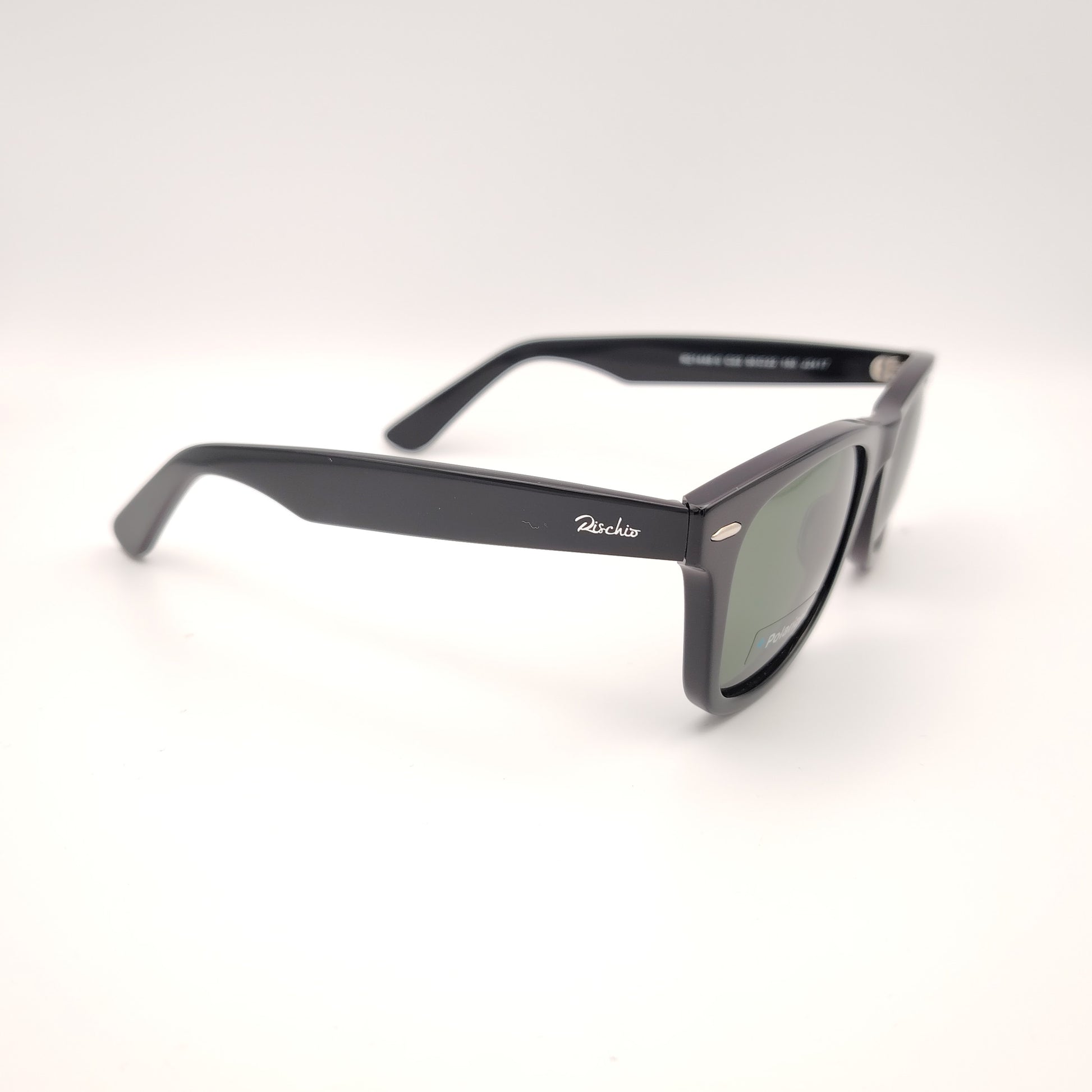 gafas de sol polarizadas rischio r21446 c22 con montura en formato cuadrado negra y lentes verdes estilo clásico