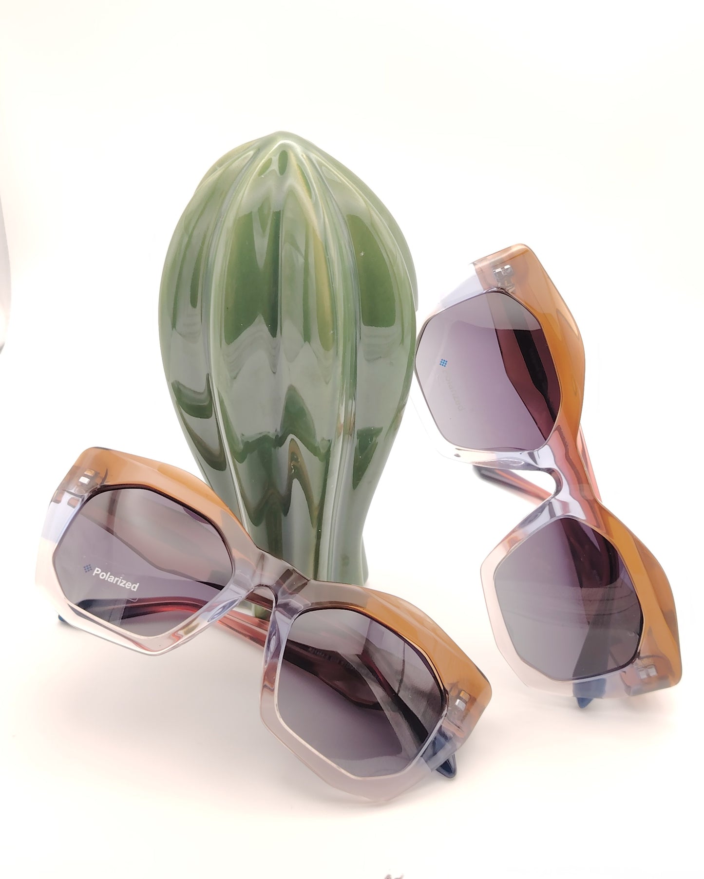 gafas de sol modelo rischio r21464-0 c08 en degradado marrón y lila traslúcido con montura geométrica y patillas facetadas, estilo cat eyes