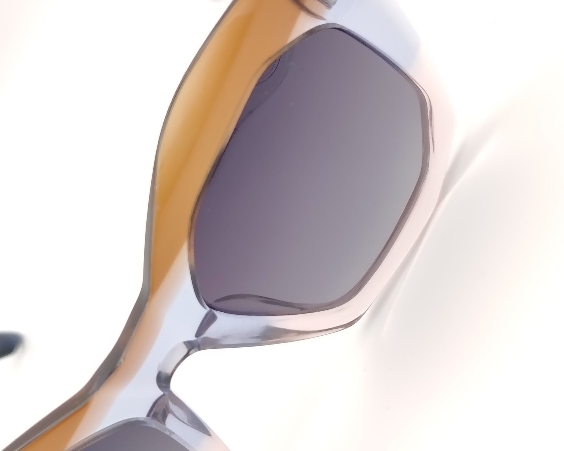 gafas de sol modelo rischio r21464-0 c08 en degradado marrón y lila traslúcido con montura geométrica y patillas facetadas, estilo cat eyes