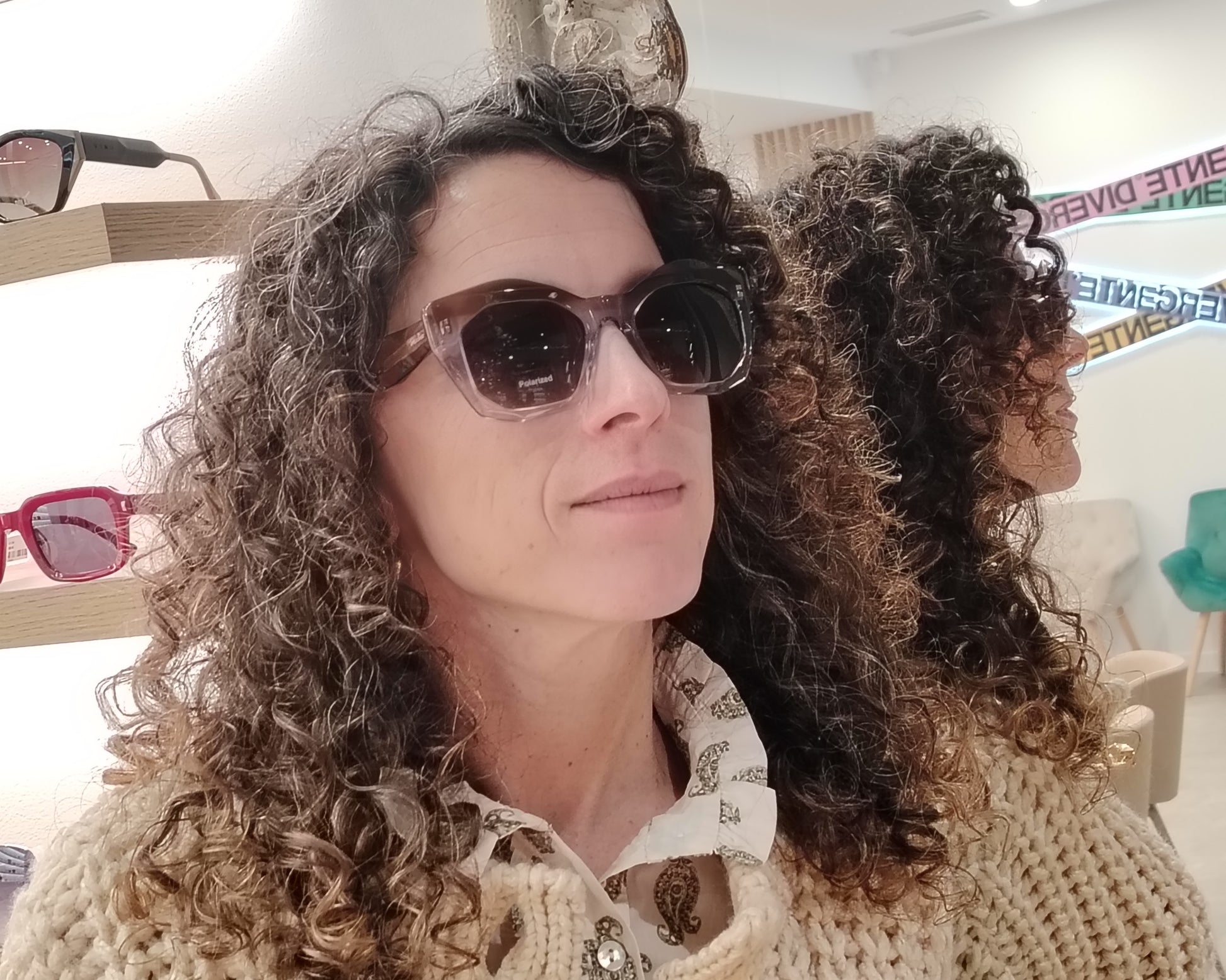 gafas de sol polarizadas rischio r21464 c08 con montura de pasta degradada en tonos marrón y malva, y lentes oscuras polarizadas